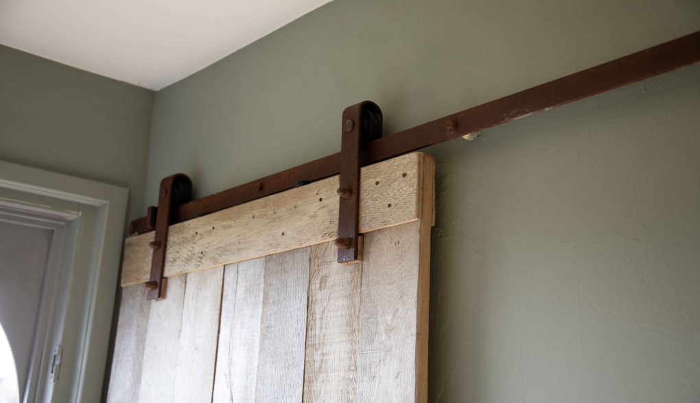 Schuifdeuren als roomdivider: sfeer & functionaliteit in één ingreep