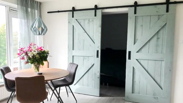 Stijltip: hoe pas je een houten loftdeuren toe in een modern interieur