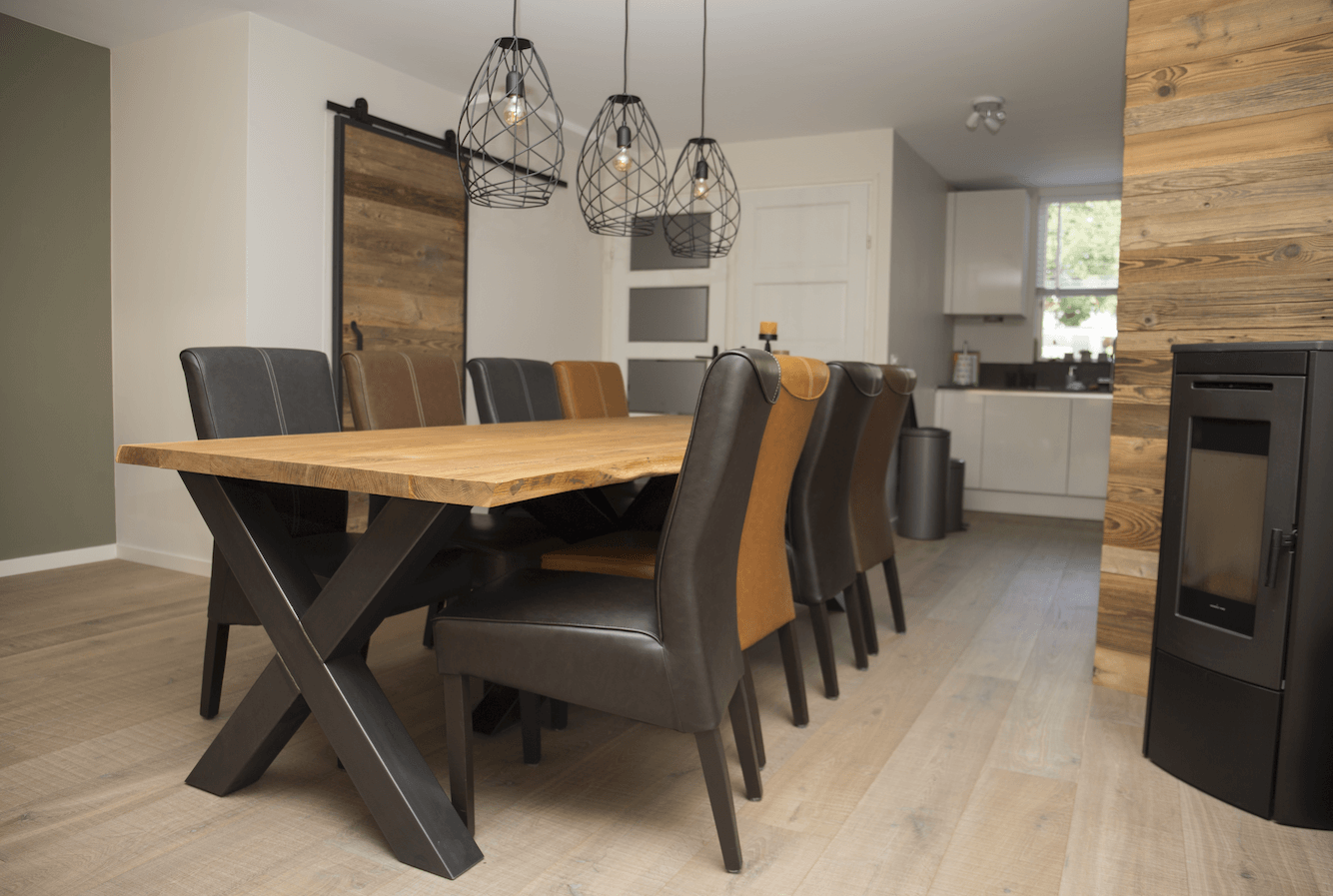 Complete tafel met eikenhouten blad